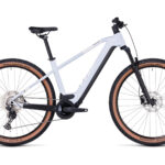 VTT Électrique Semi-Rigide Cube Reaction Hybrid Pro 750 Shimano Deore 11V 750 Wh 29'' Blanc Flash 2023